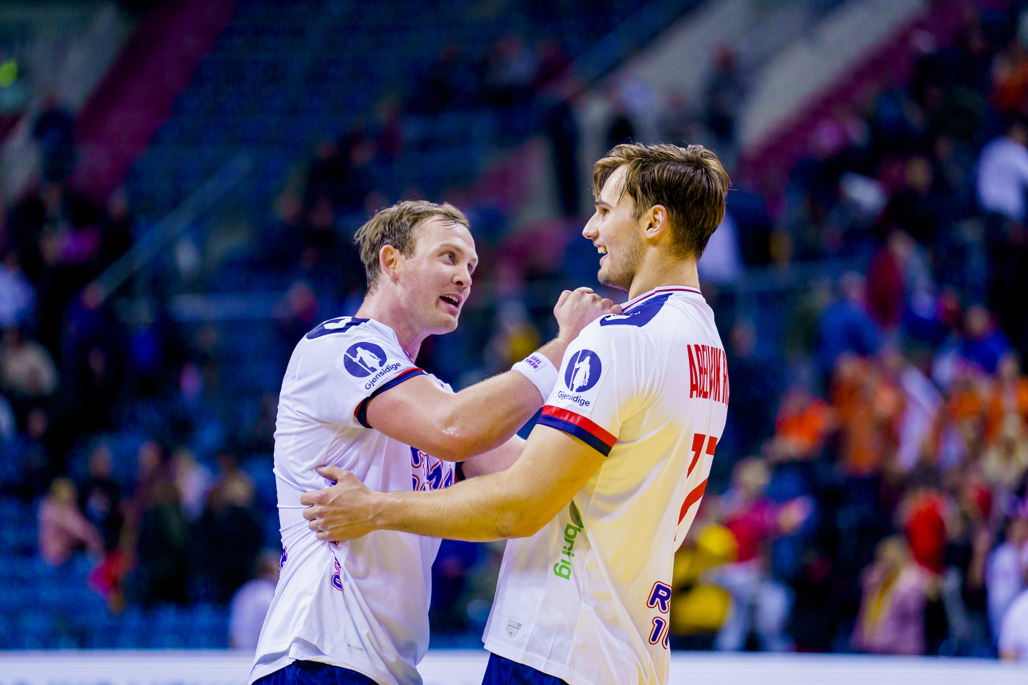 Krakow, Polen 20230117. Sander Sagosen og Magnus Abelvik Rød etter VM-kampen i håndball for herrer mellom Nederland og Norge i Tauron Arena i Krakow, Polen. Foto: Stian Lysberg Solum / NTB