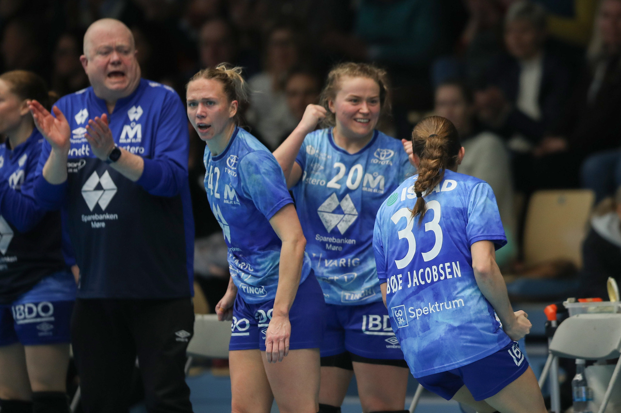 En seier å juble for! Med Jenny Carlson, Maja Muri, Julie Bøe Jacobsen og trener Tor Odvar Moen som passende illustrasjon i dette bildet fra en tidligere kamp. Foto: Jon Forberg