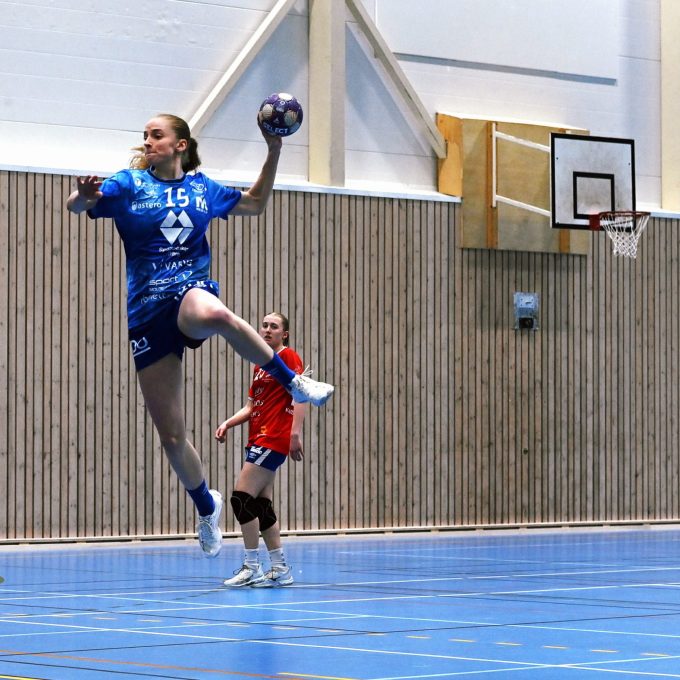Henrikke Hauge Kjølholdt leverte en glimrende kamp på høyrekanten for hjemmelaget og scoret sju mål, også Lene Kristiansen Tveiten (til høyre) noterte seg for sju scoringer. Foto: Kjell Langmyren/Romsdals Budstikke