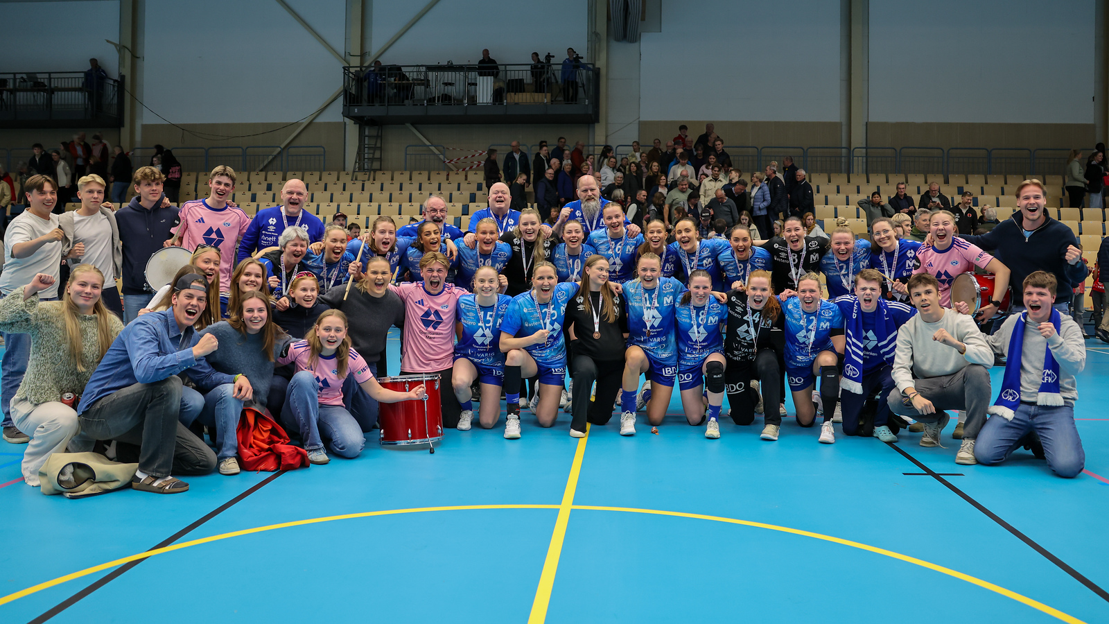 Feststemning i Molde Arena under og etter kampen, med håndballjentan og glade supportere samlet etter medaljeutdelingen. Foto: Jon Forberg